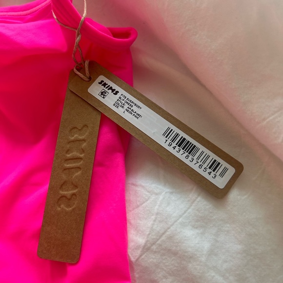 NWT skims fits everybody pink mini dress - Picture 3 of 4